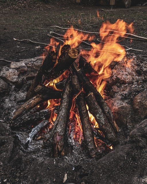 Prendas sobre mesa para reseña tejidos y etiquetas