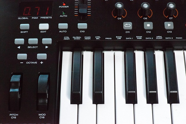 Look cita informal vestido midi y zapatillas blancas